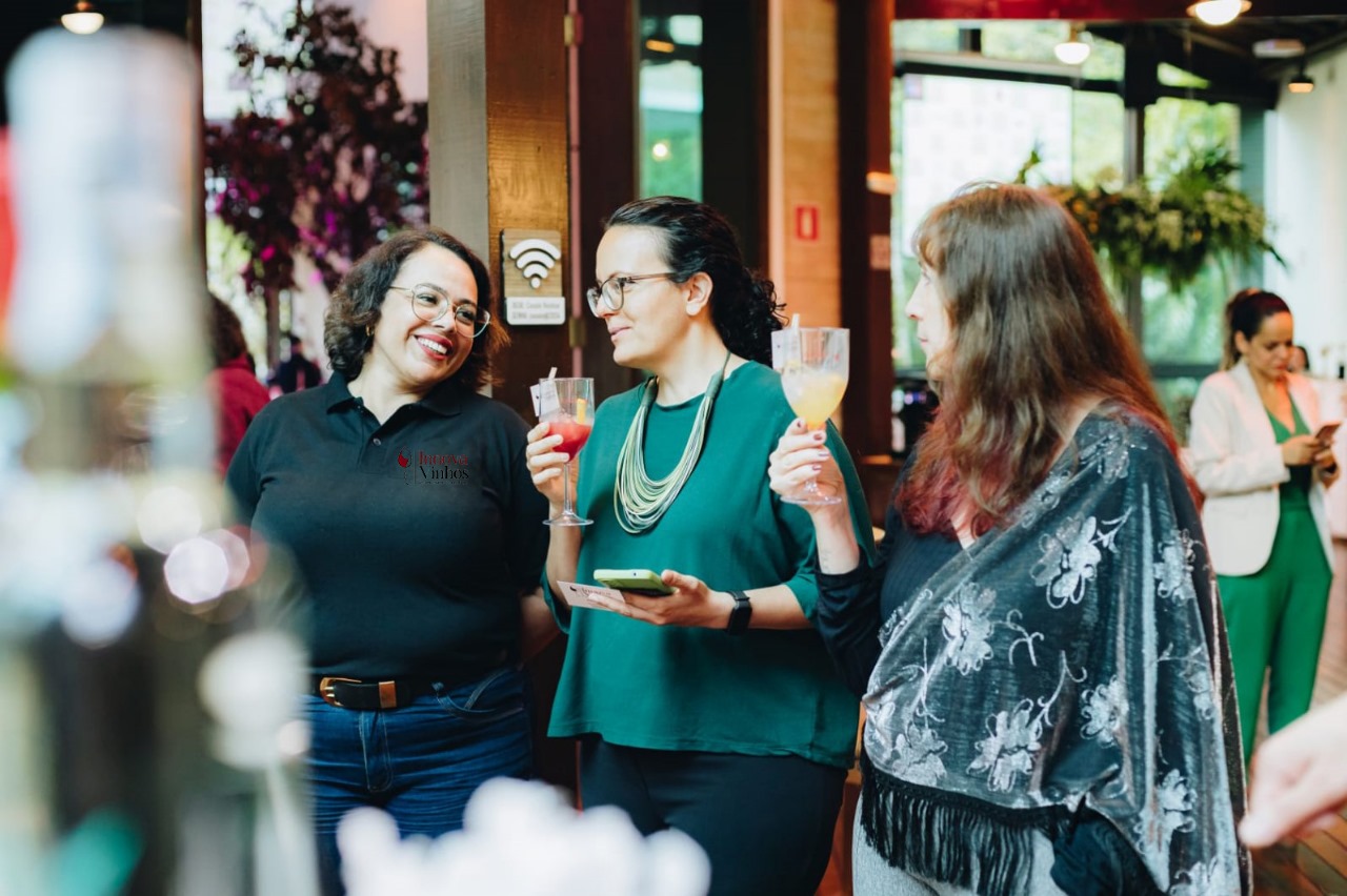 A fundadora da Innova celebrando com clientes felizes
